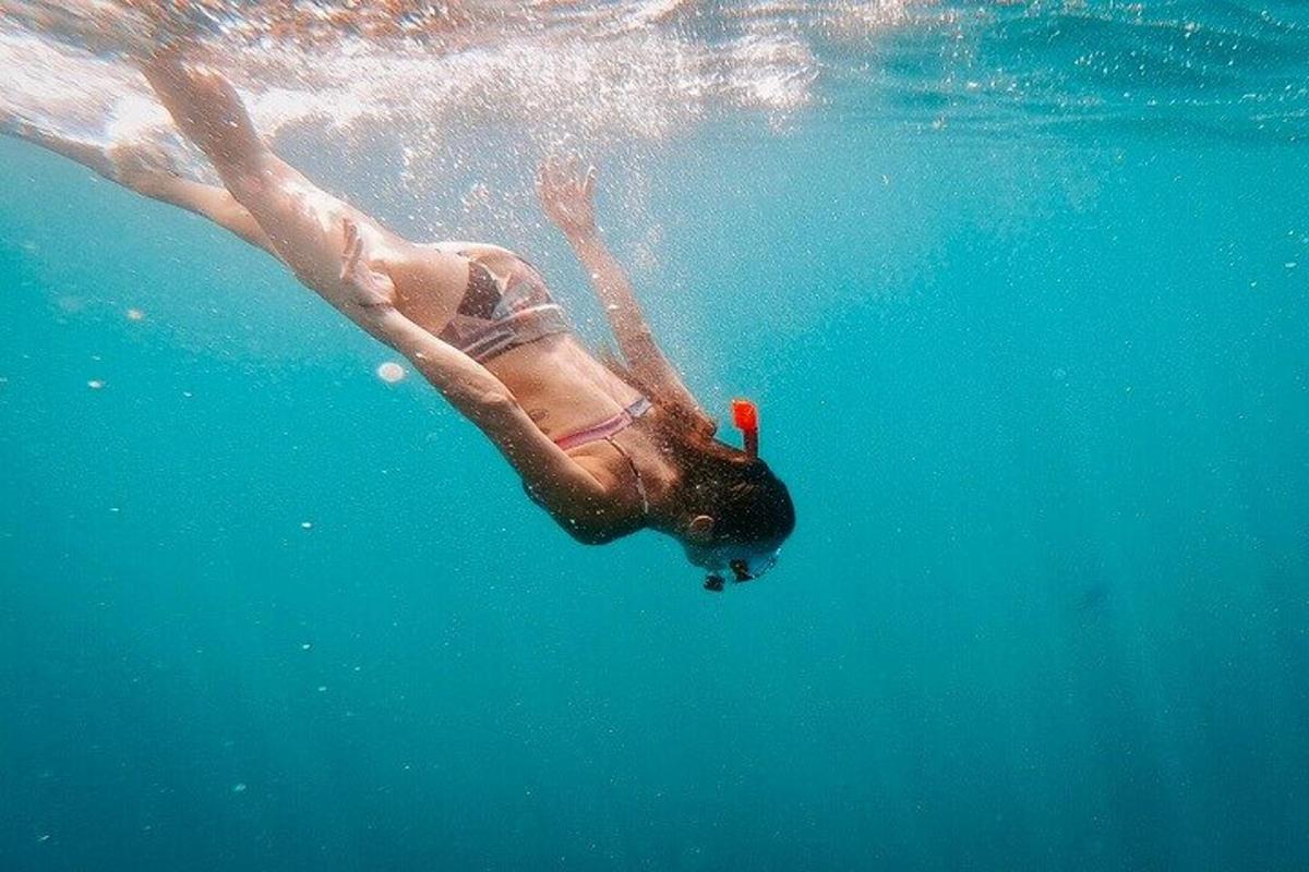 una persona che nuota nell'acqua dell'oceano