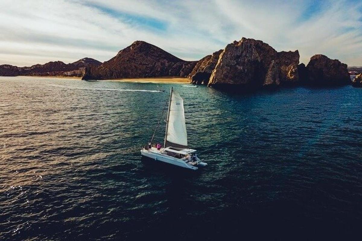 una piccola barca a vela in acqua vicino a un'isola