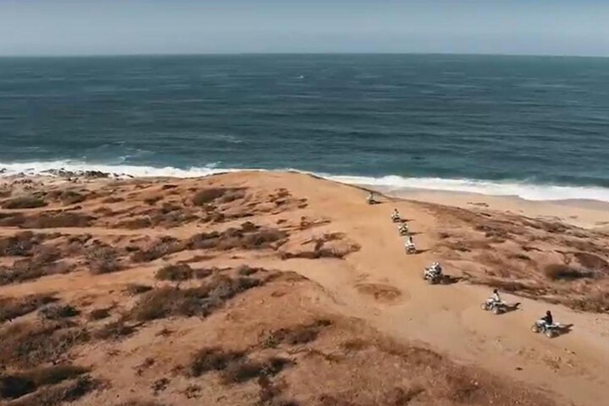 sekumpulan orang menunggang motosikal di pantai
