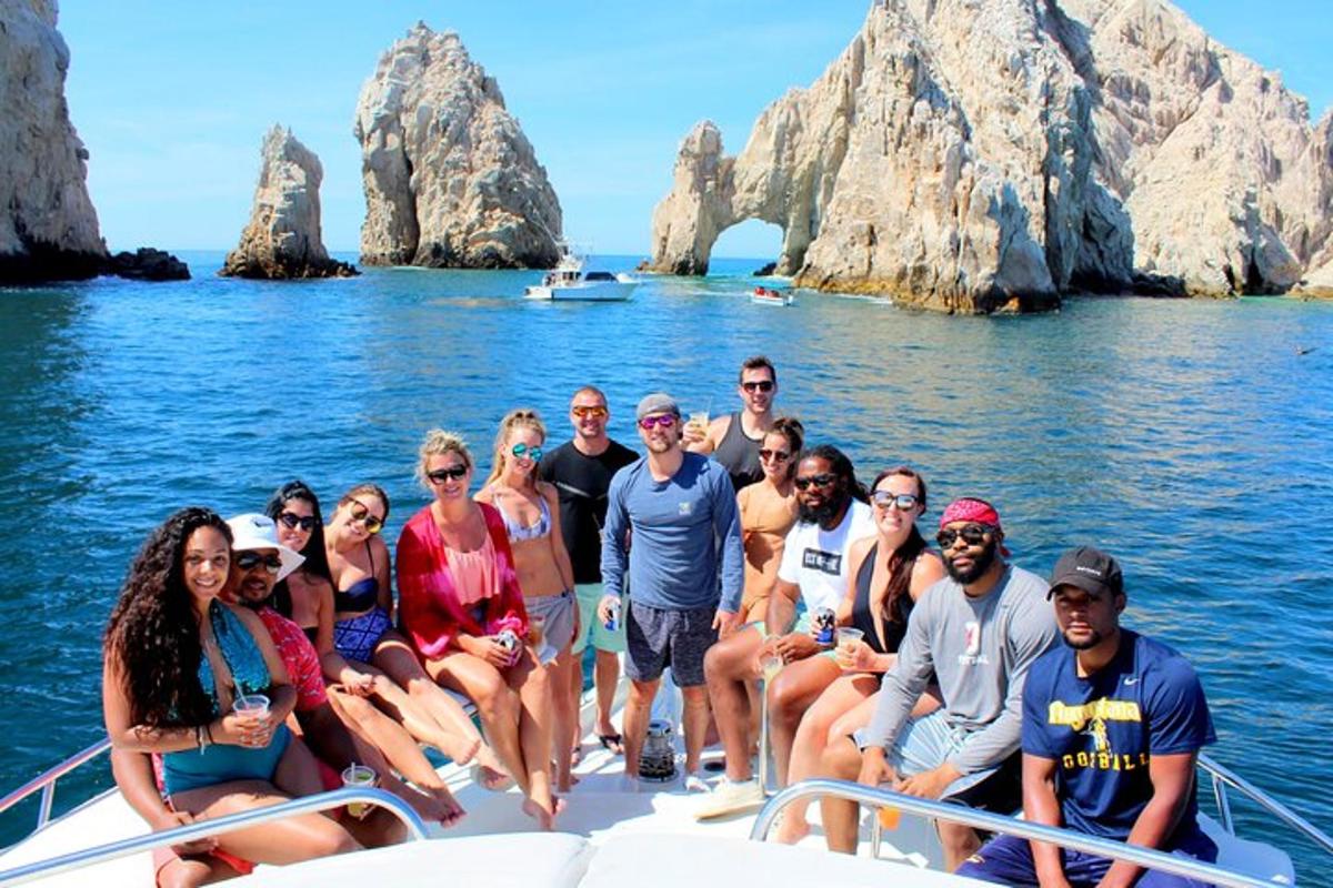 un gruppo di persone sedute su una barca in acqua