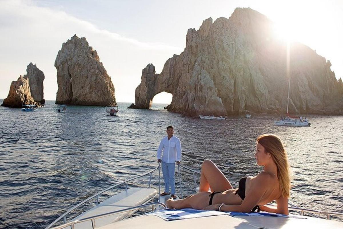 um homem e uma mulher em um barco na água
