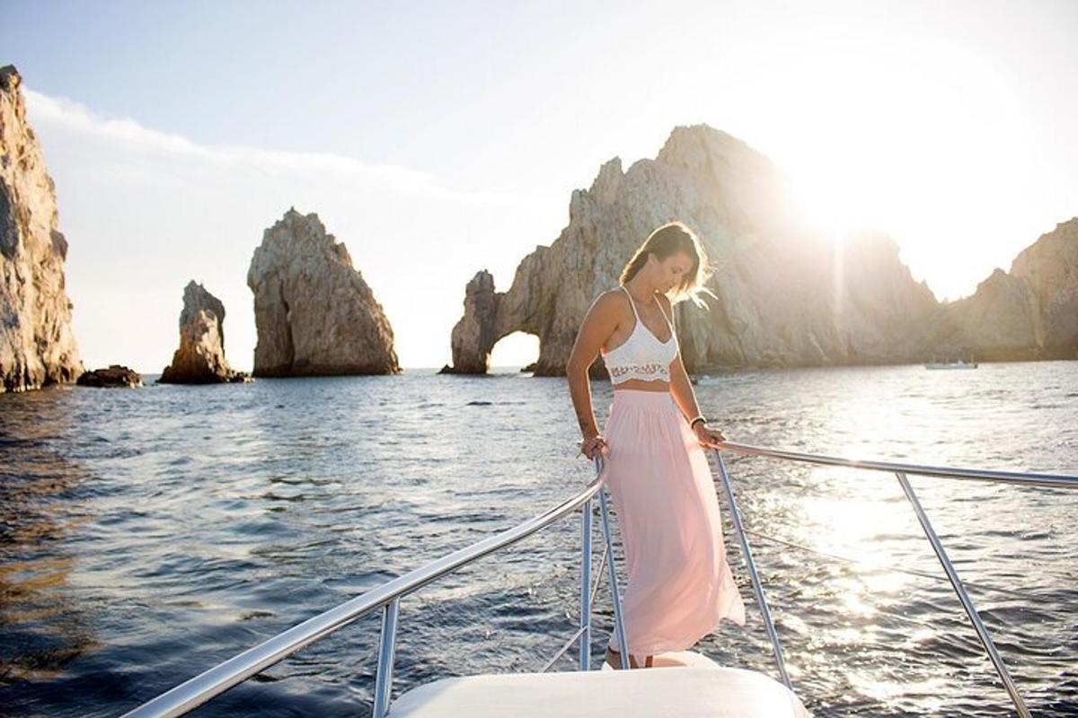 uma mulher está em pé em um barco na água