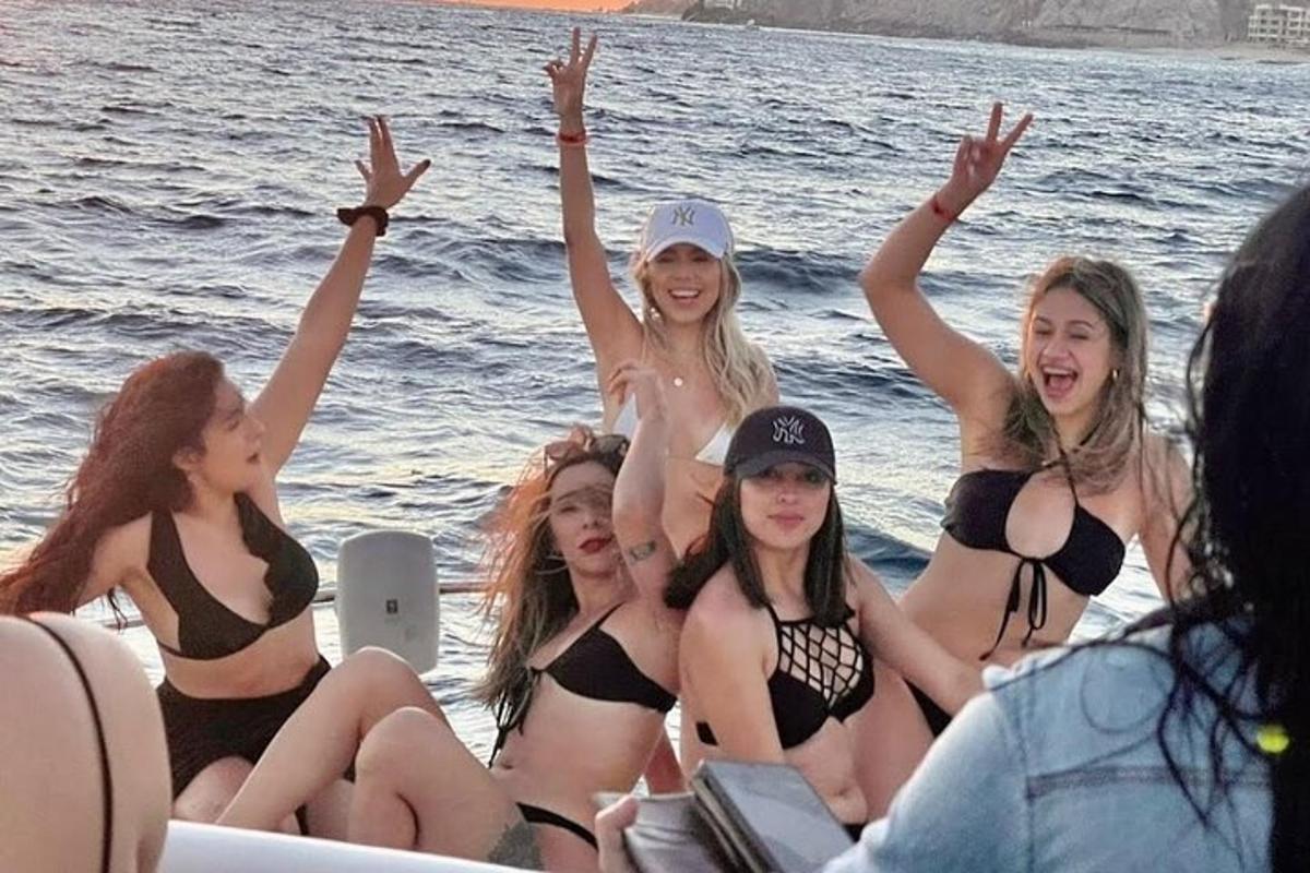 Un grupo de mujeres en traje de baño en un barco.