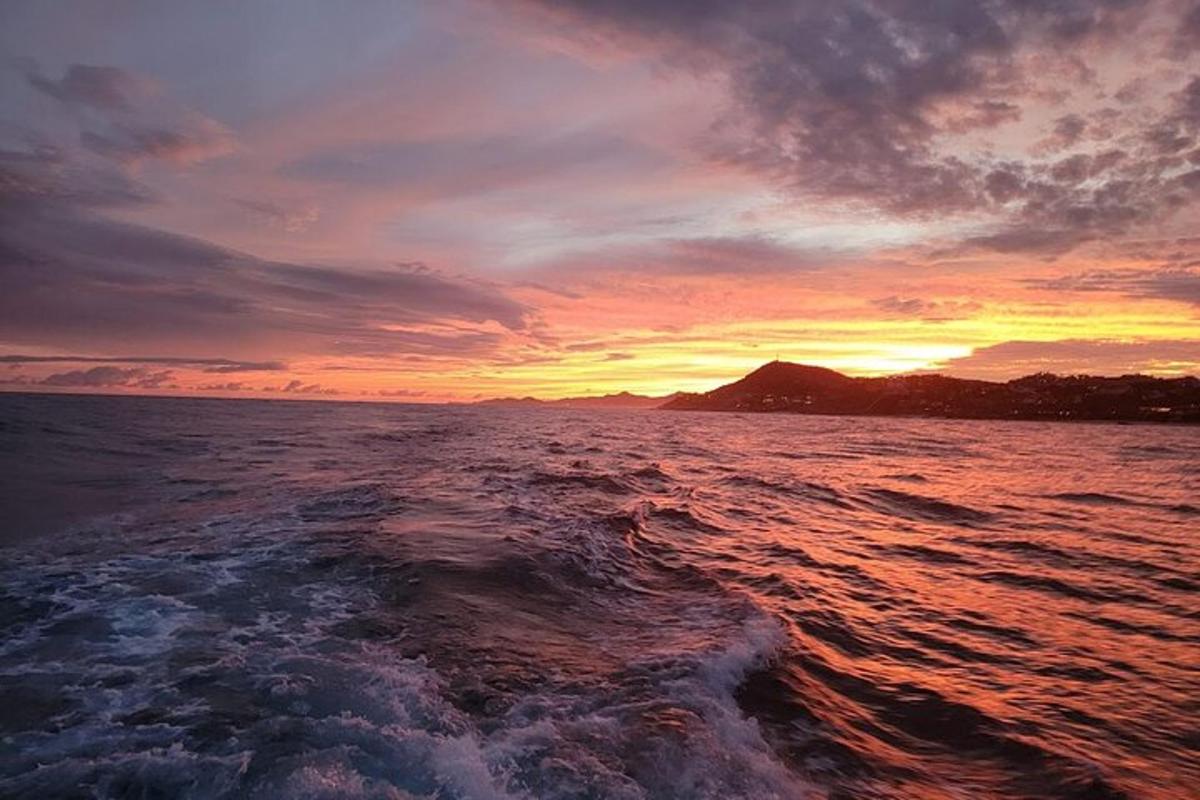 Una puesta de sol vista desde un barco en el océano