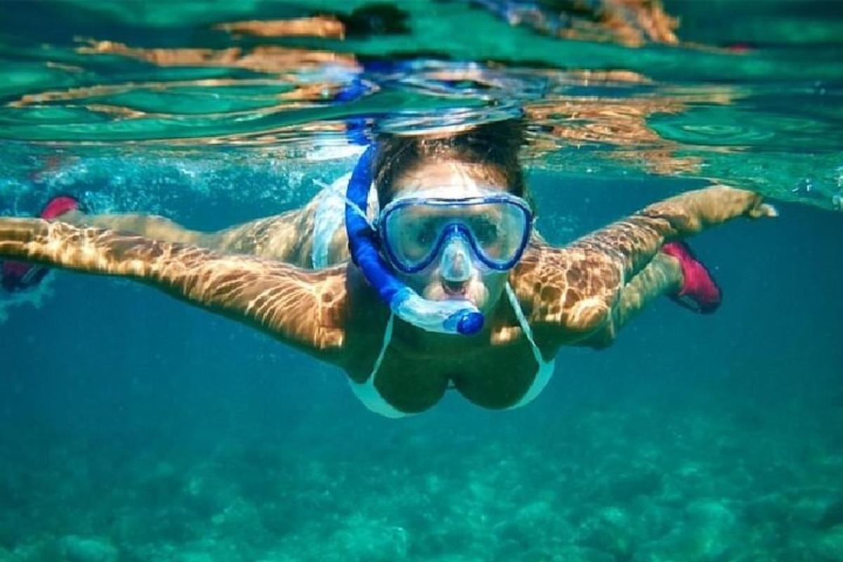 ένα άτομο με αναπνευστήρα που κολυμπάει στο νερό