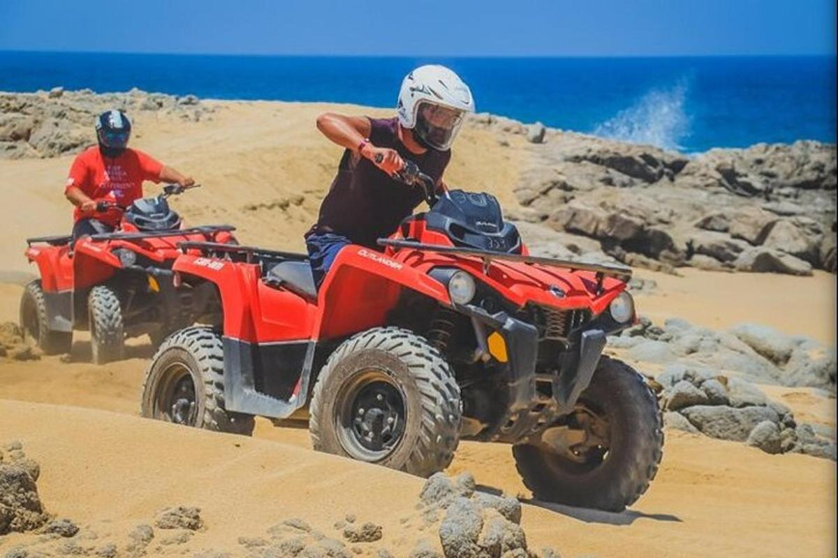hai người đi xe địa hình trong sa mạc
