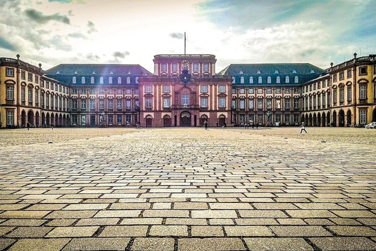 un grand bâtiment avec une cour en briques devant lui