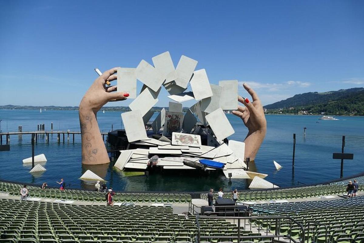 uma grande escultura com duas mãos no ar