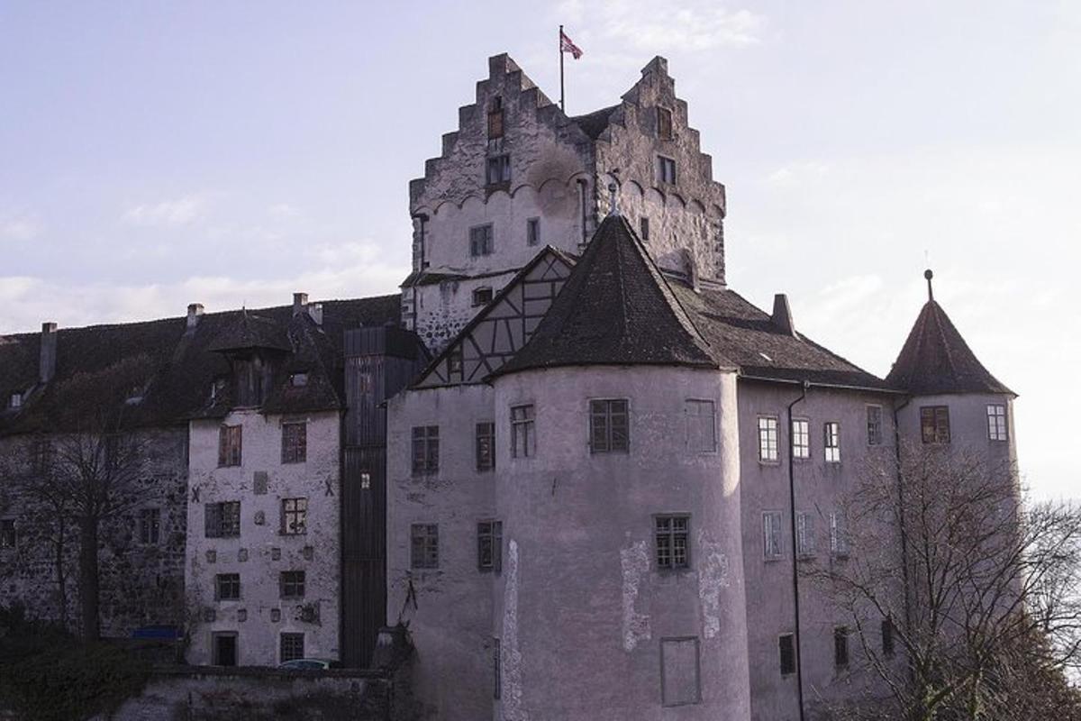 un castel vechi cu un steag deasupra lui