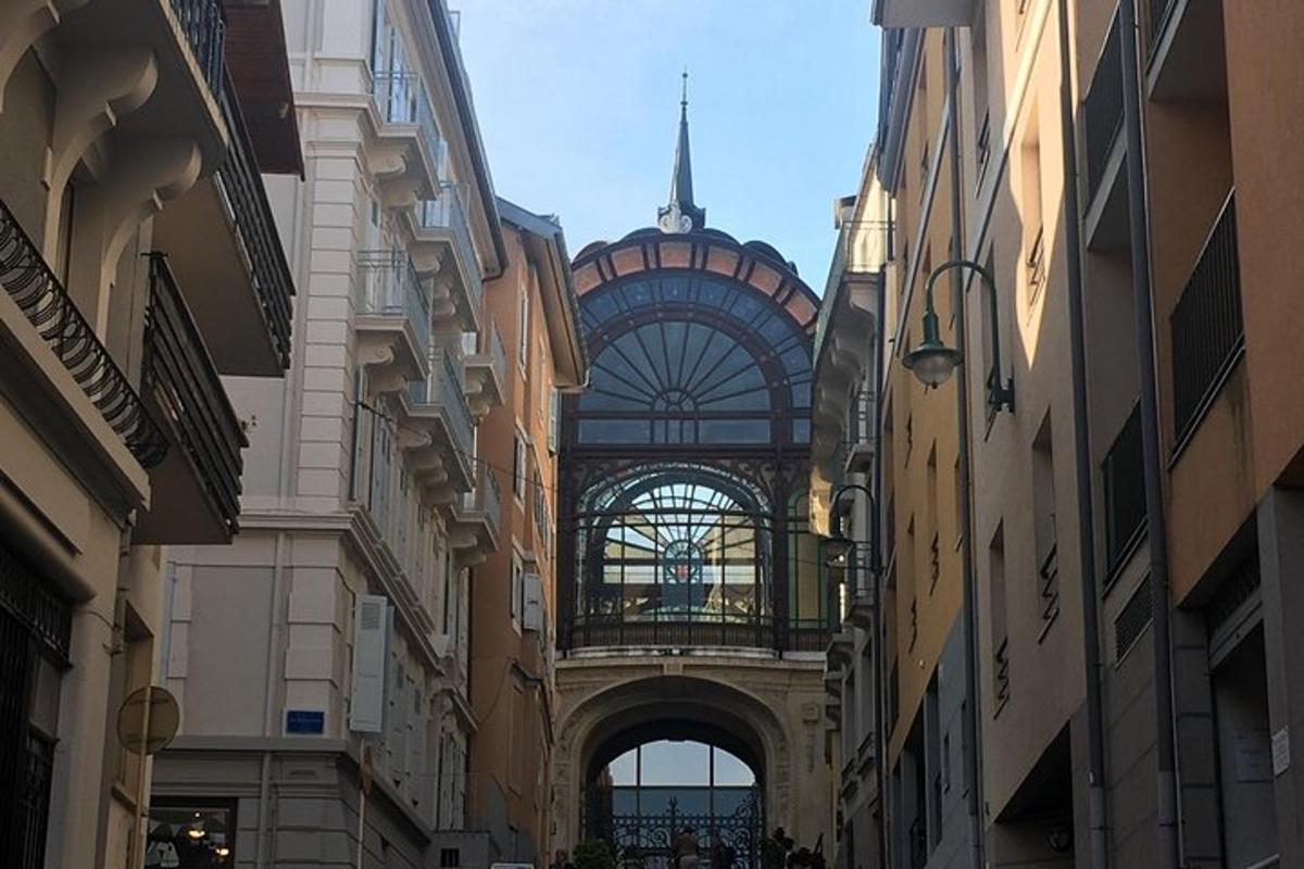 vaade hoonele tänavalt, kus on hooned