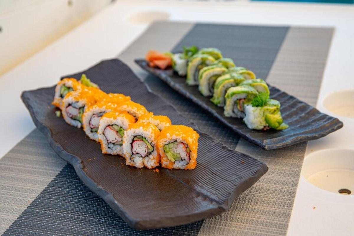dva talíře sushi na stole
