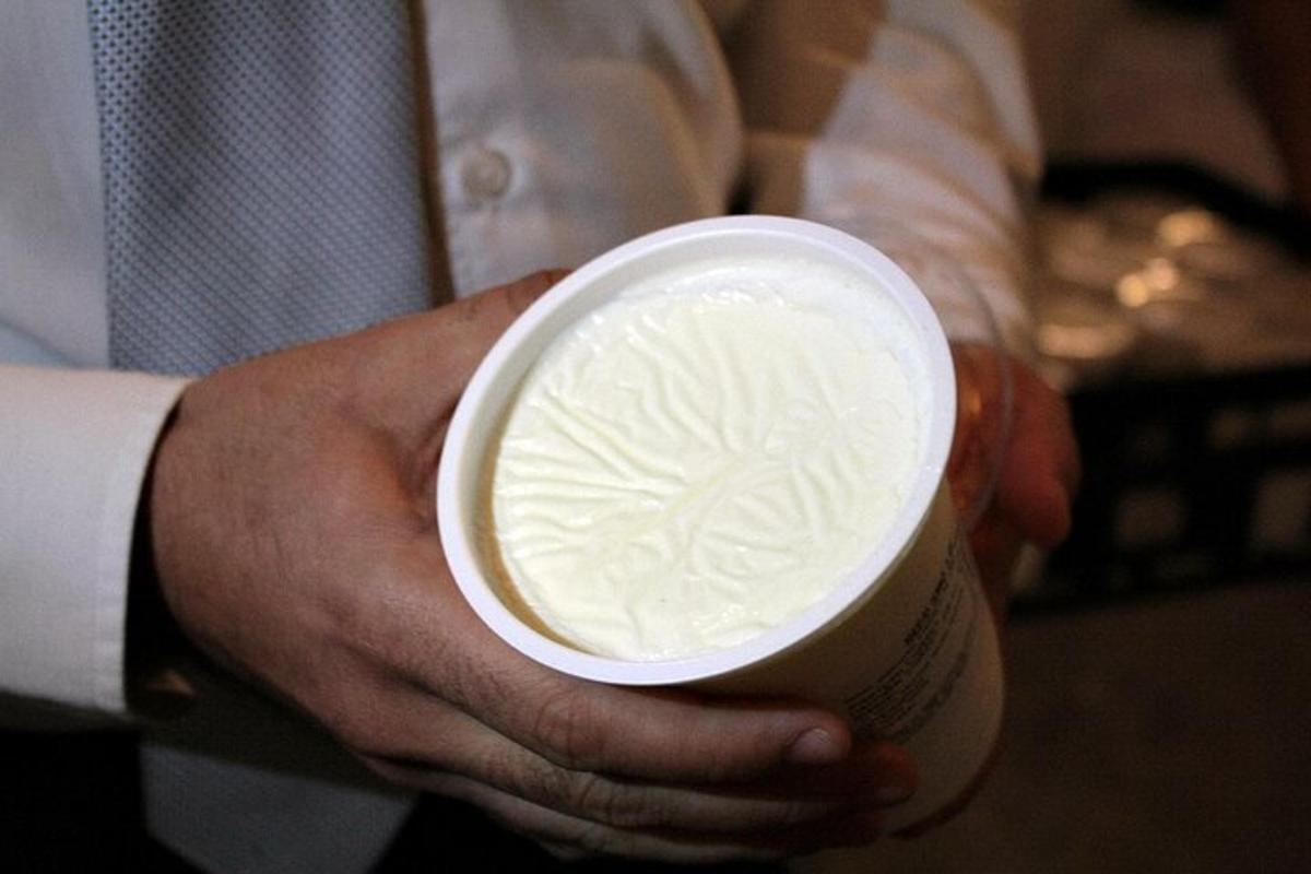 一名男子手捧一杯咖啡