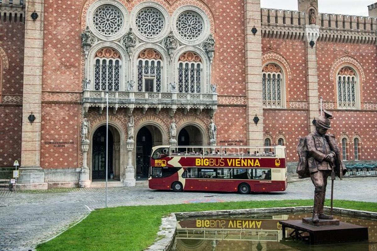 Un autobús rojo de dos pisos estacionado frente a un edificio