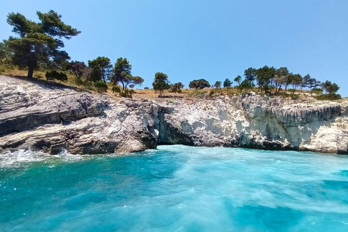 una massa d'aigua al costat d'un penya-segat rocós
