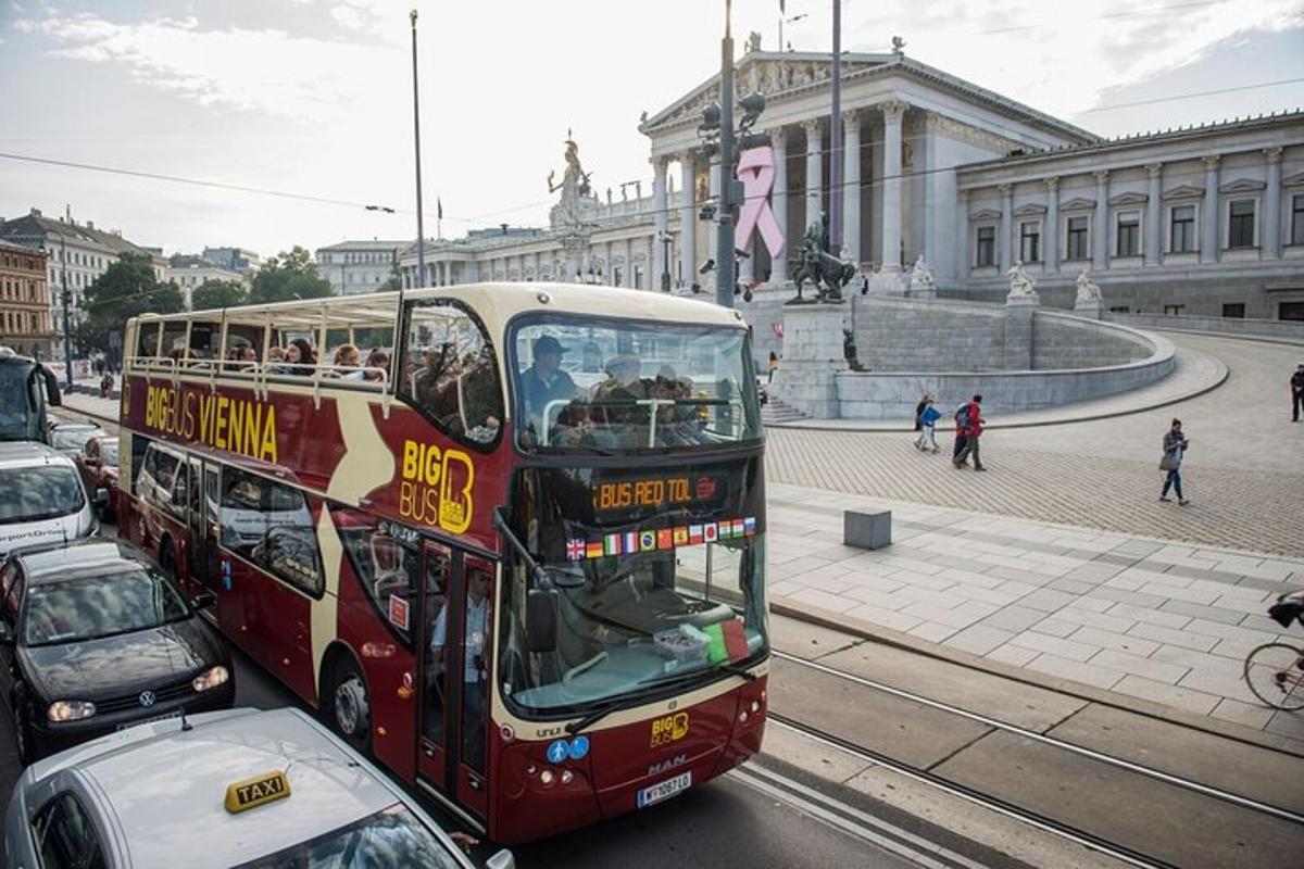 kahekordne buss sõidab mööda linnatänavat