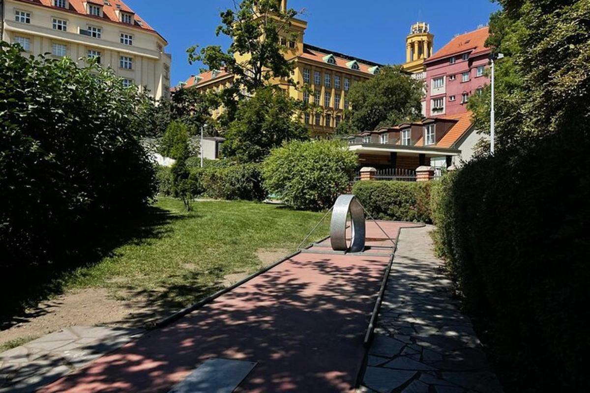 una acera en un parque con edificios al fondo