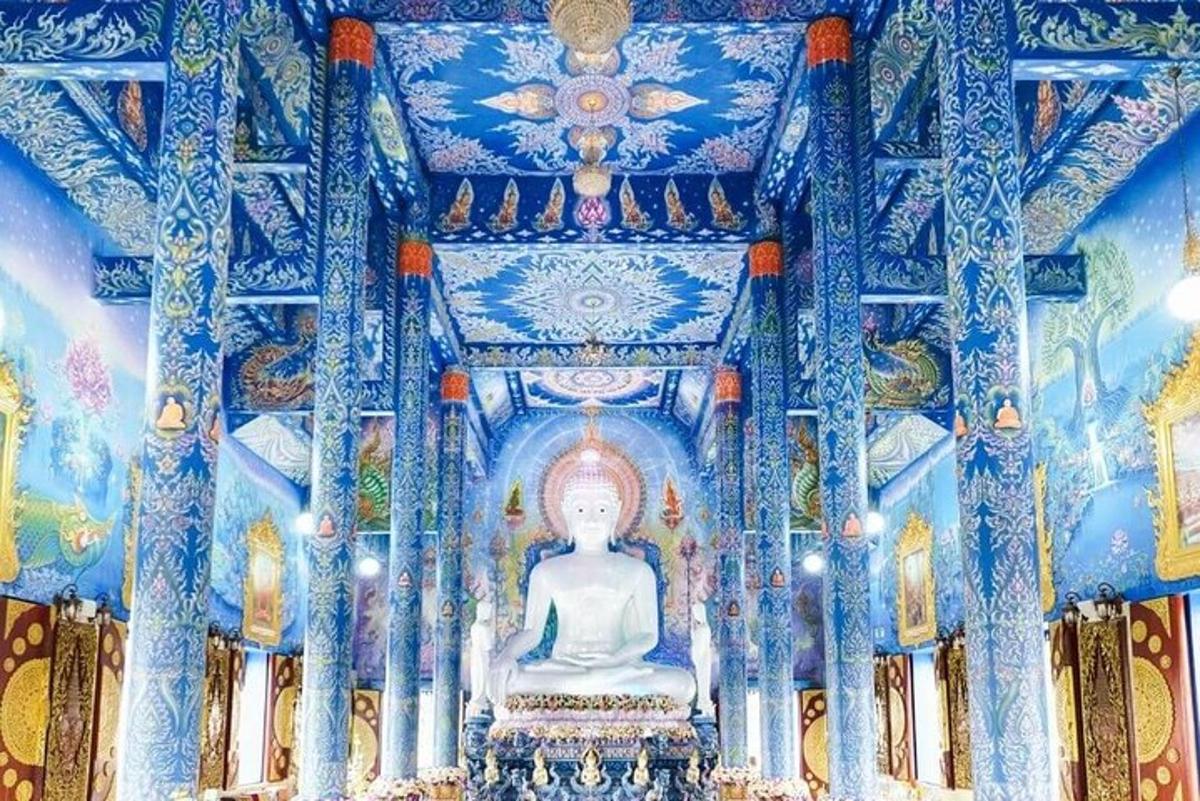 egy nagy buddha-szobor egy kék szobában