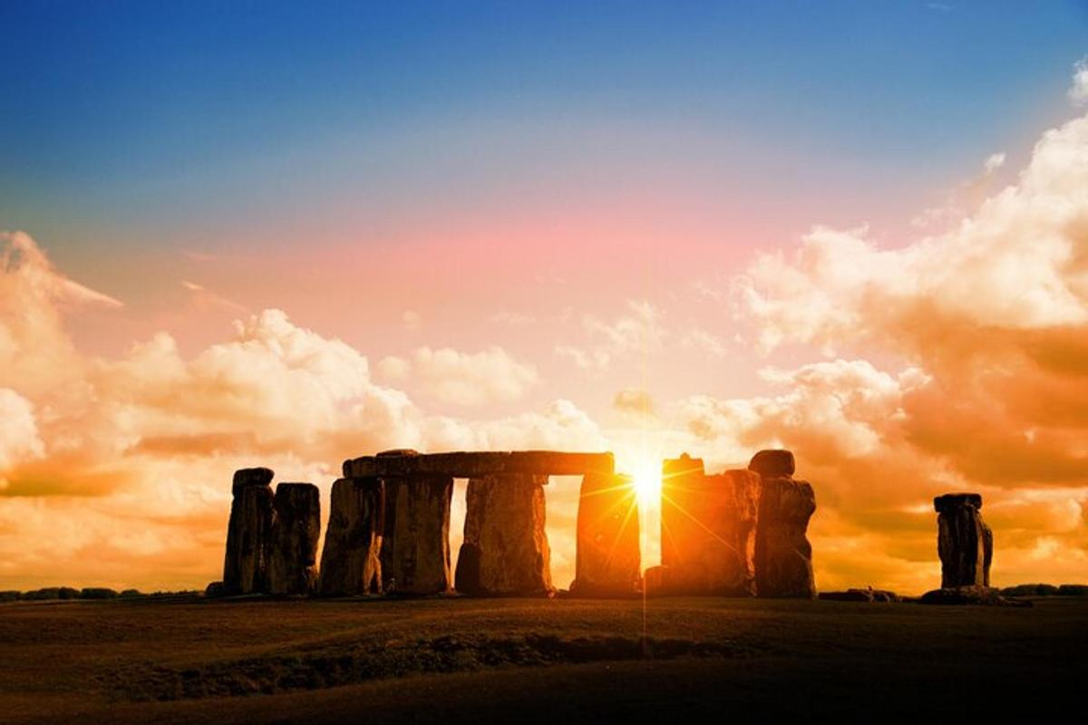 una imagen de Stonehenge al atardecer