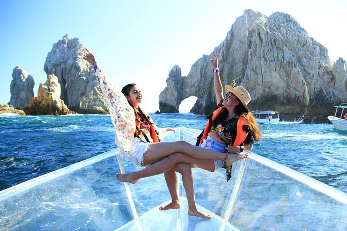 duas mulheres sentadas em um barco na água
