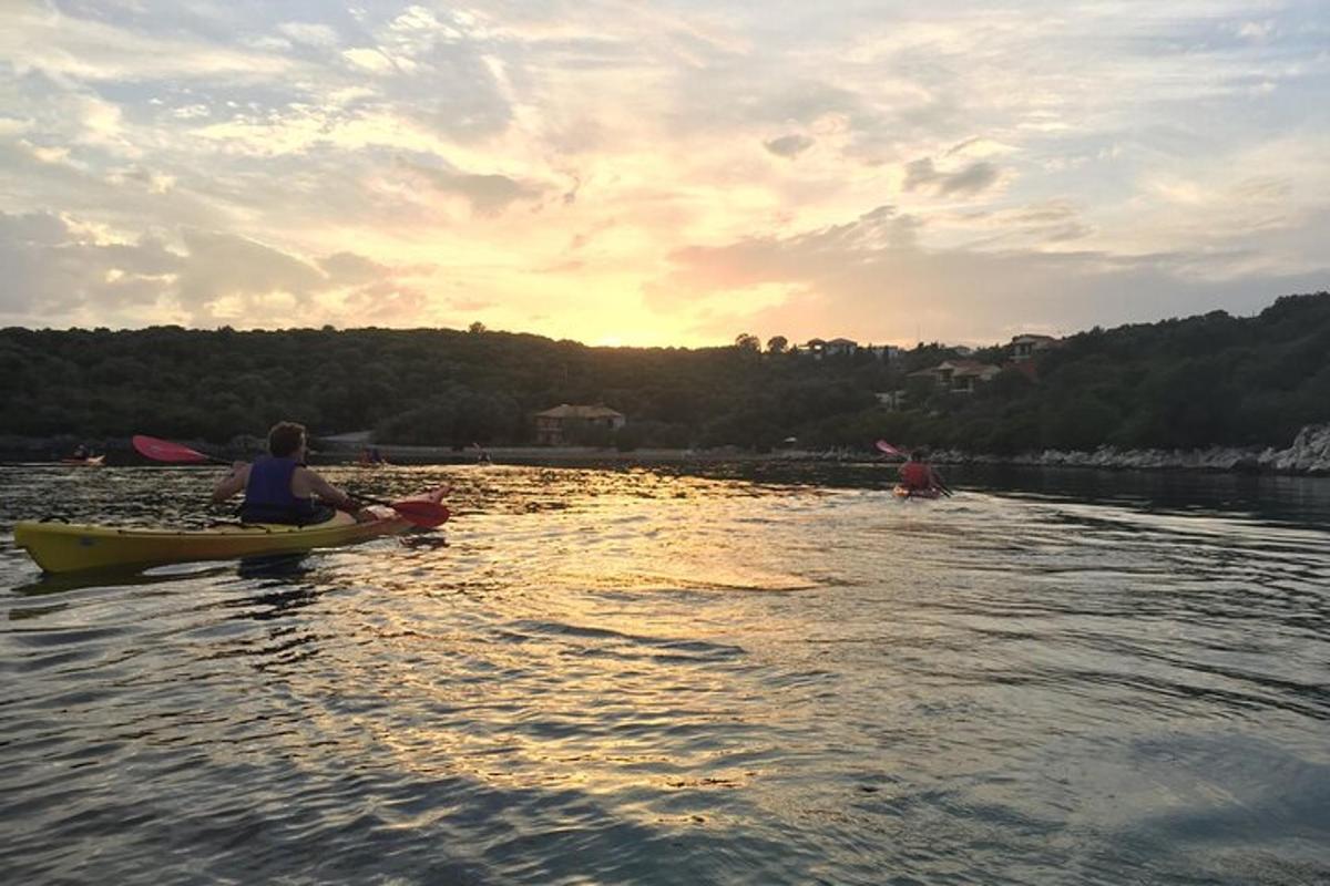 особа у кајаку на воденој површини