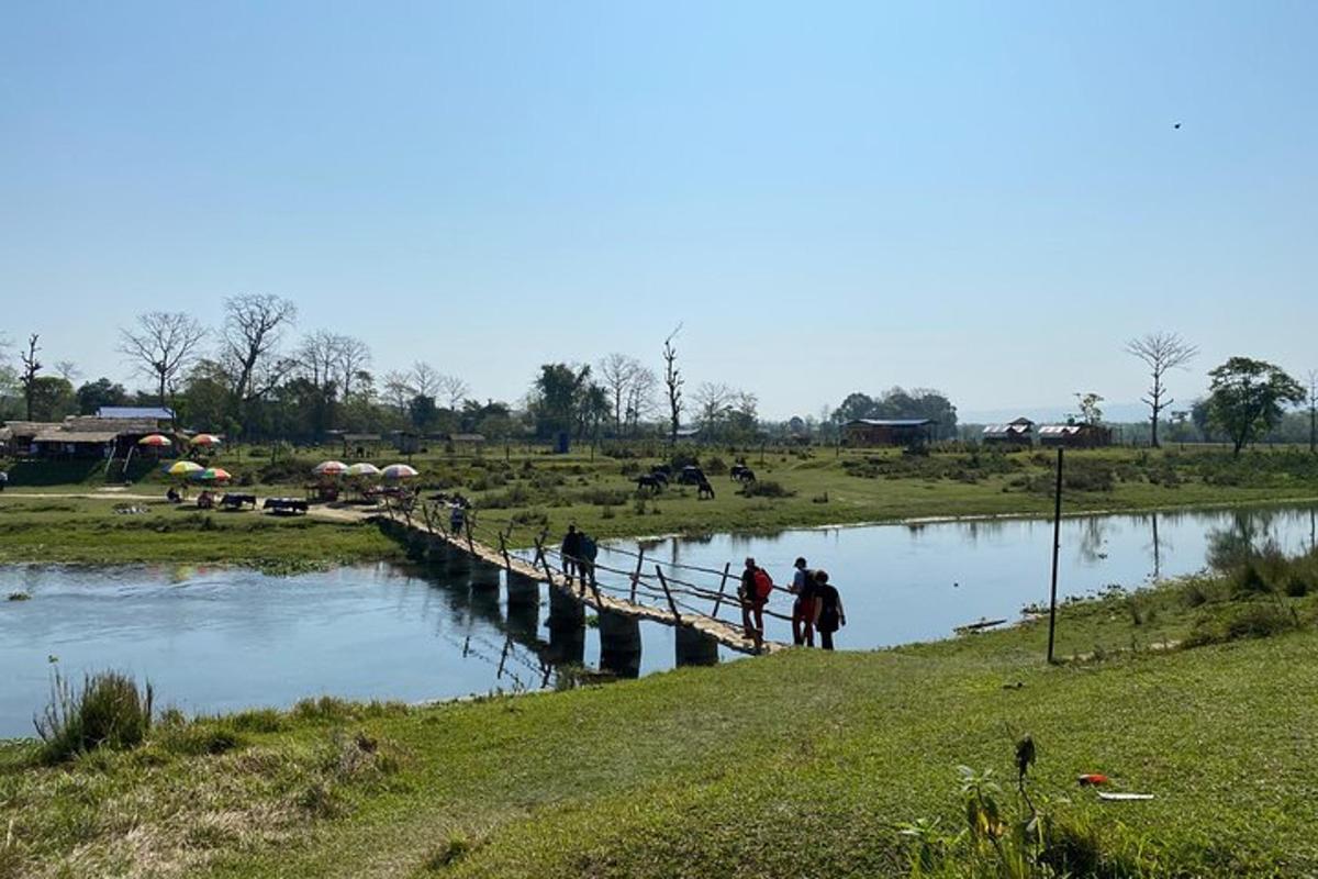 un gruppo di persone che attraversa un ponte su un fiume