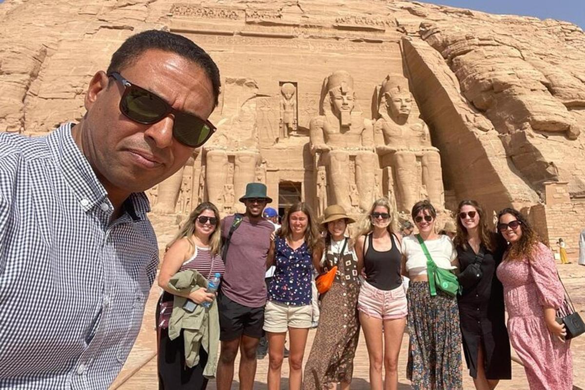 група људи који стоје испред араохараоха