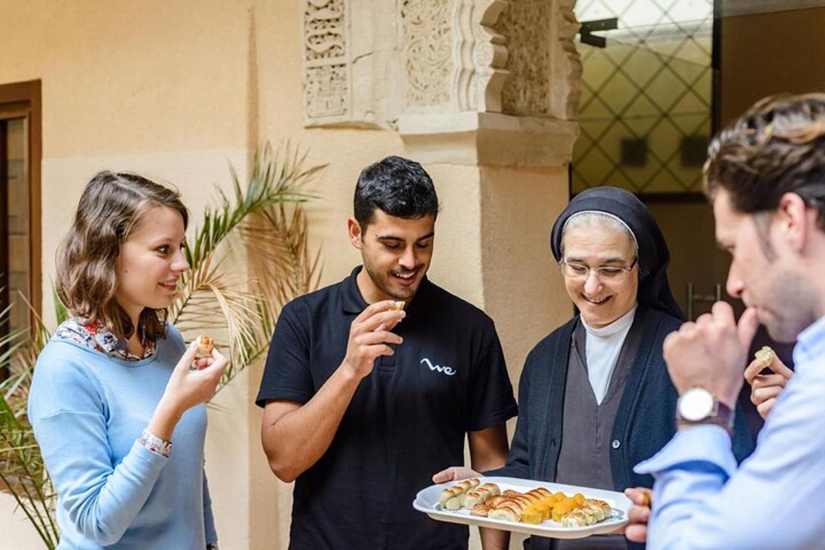 un grup de persones al voltant d'un home que sosté un plat de menjar