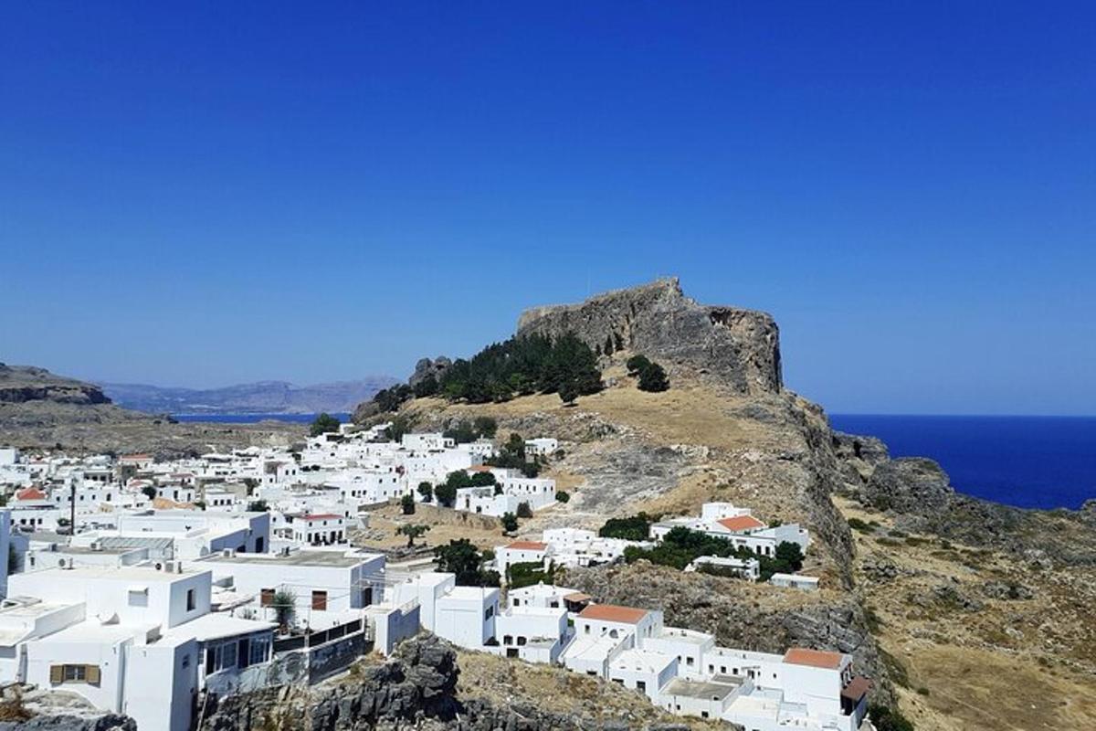 un grup d'edificis blancs al cim d'una muntanya