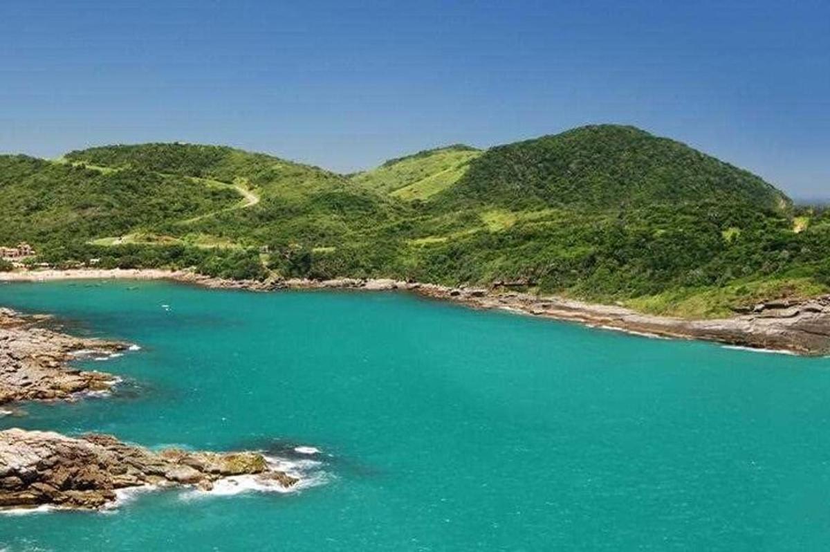 un grande specchio d'acqua con le montagne sullo sfondo