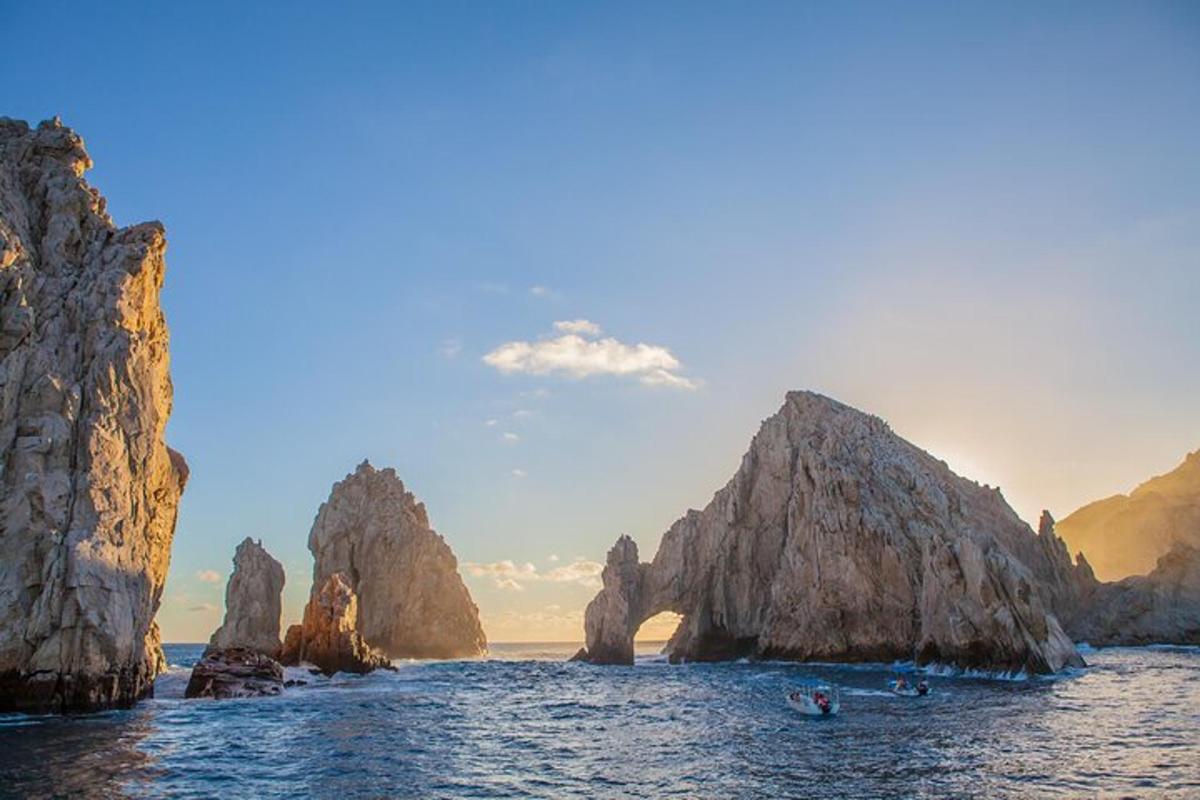 um grupo de pedras na água com um barco