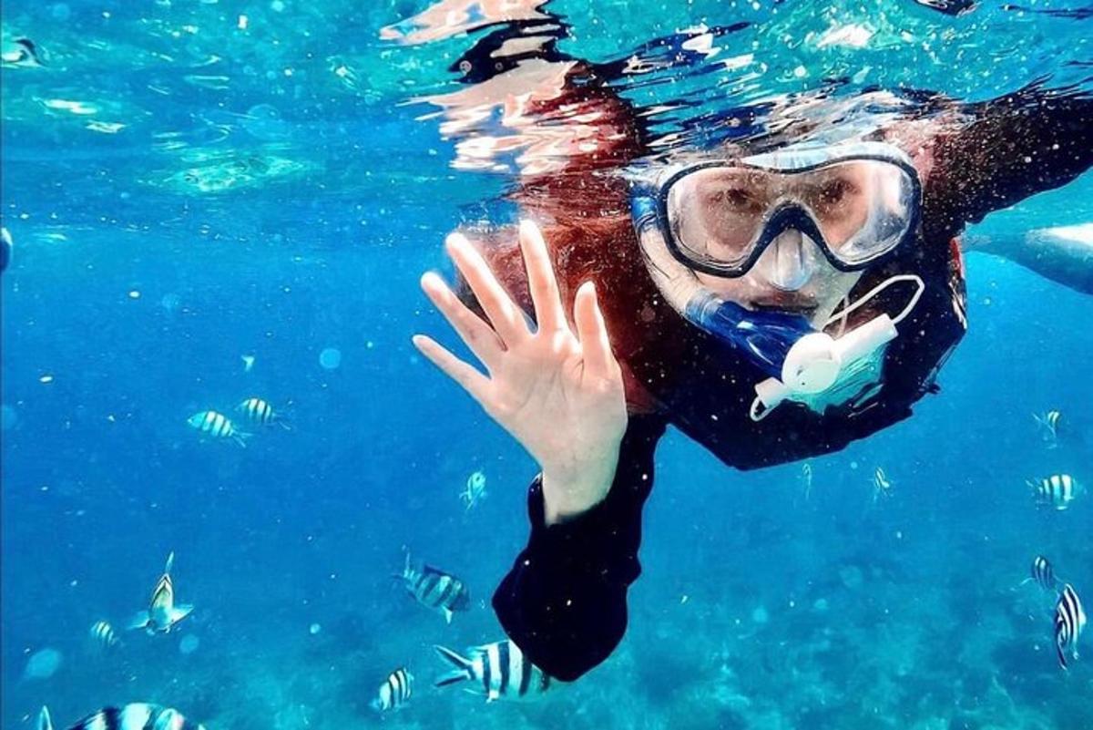 una persona nadando en el agua con un snorkel