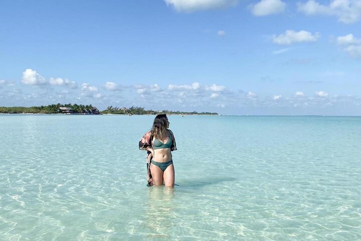 en kvinde, der står i vandet i havet
