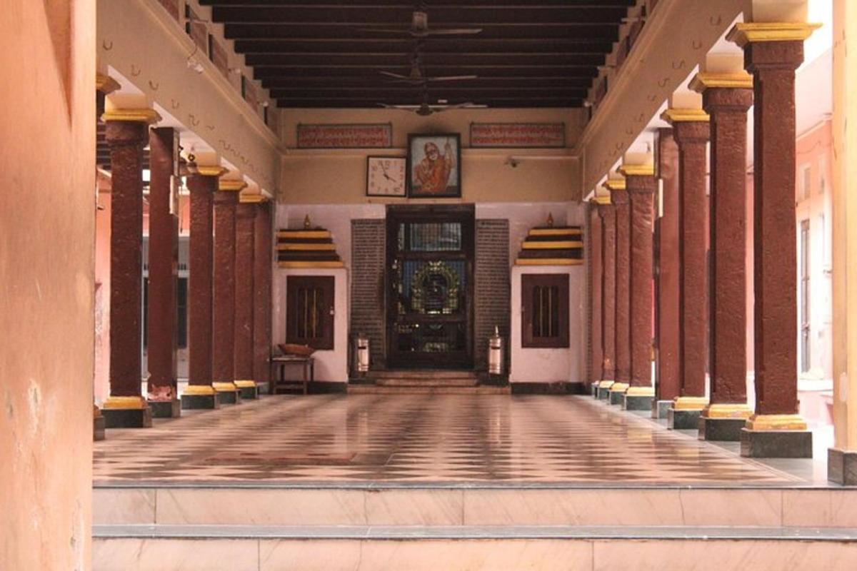 un passadís d'un edifici amb columnes i una porta