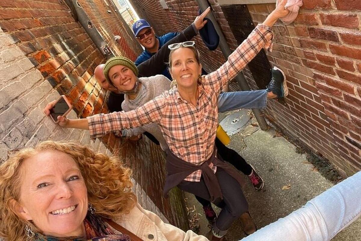 un grup de persones amb els braços enlaire