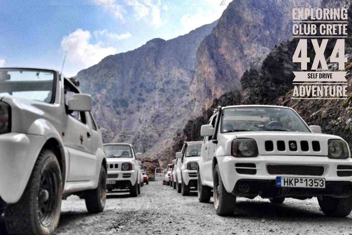 un groupe de voitures garées sur une route de montagne
