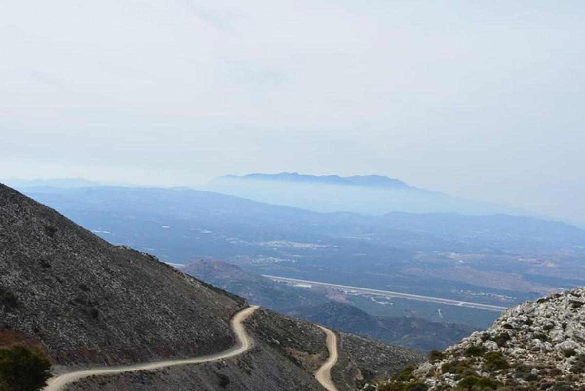 jalan berliku di tepi gunung