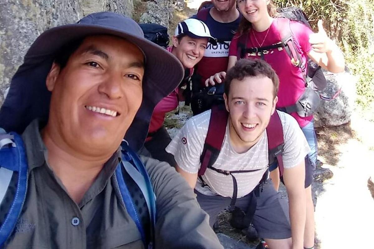 Un grupo de personas posando para una foto en un sendero.