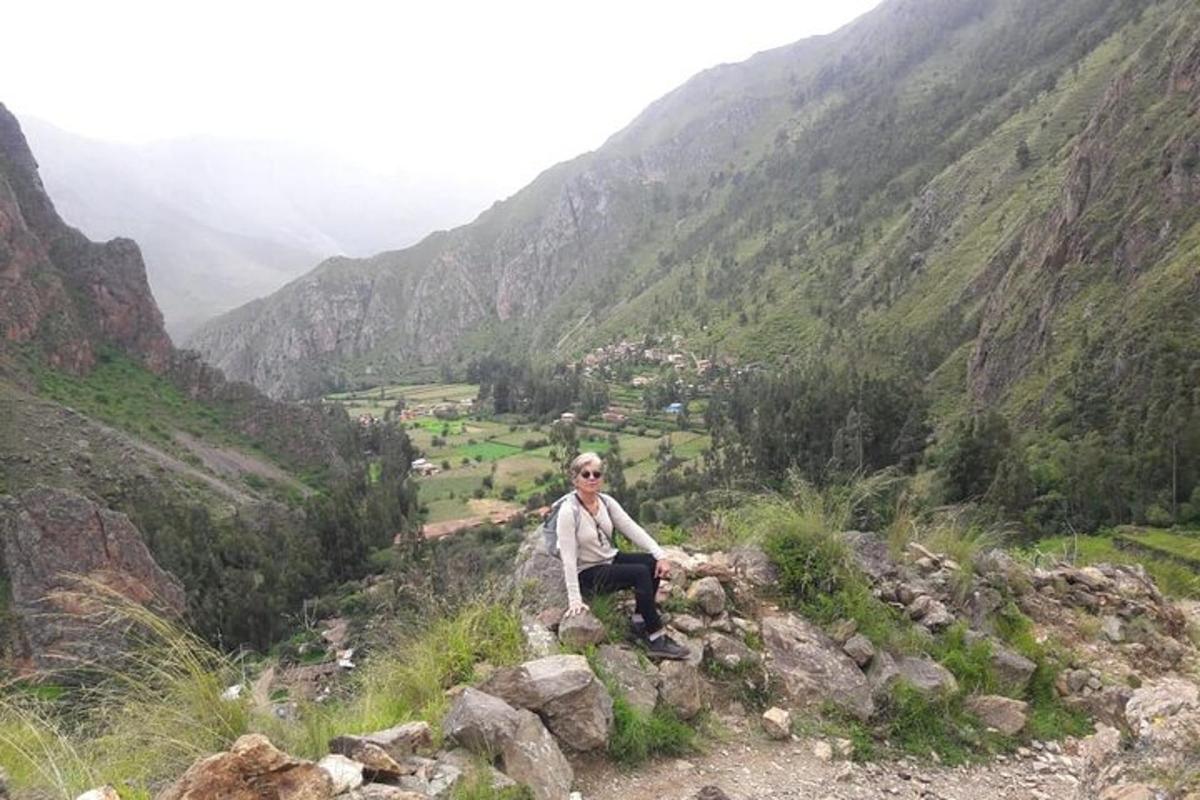 un hombre sentado en la cima de una montaña