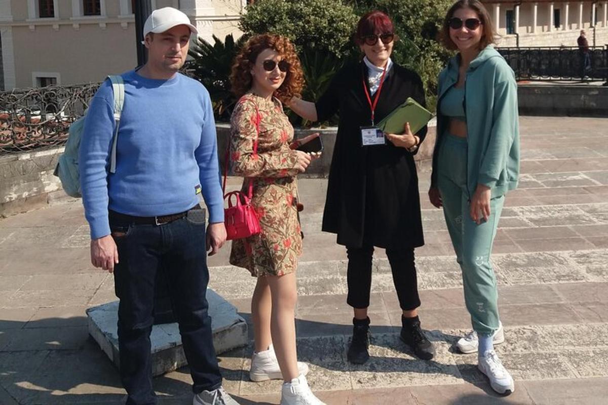 Un grupo de personas paradas una al lado de la otra