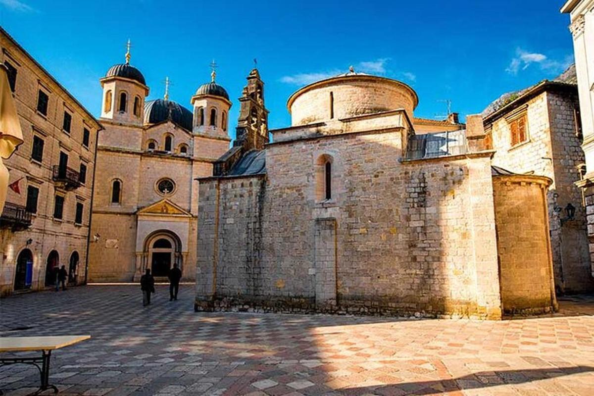 un vecchio edificio con torrette e cupole