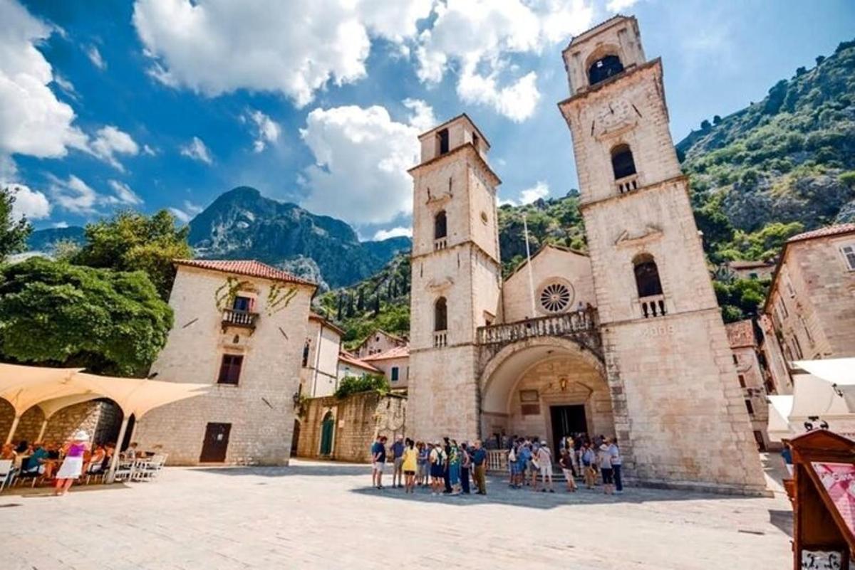 un gruppo di persone in piedi davanti a una chiesa