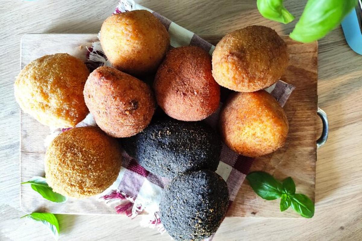 Skupina muffinů na dřevěném prkénku
