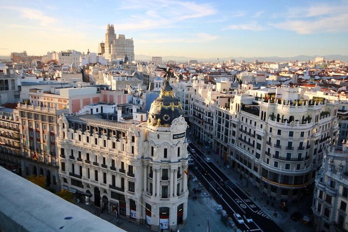 una vista de una ciudad con un edificio