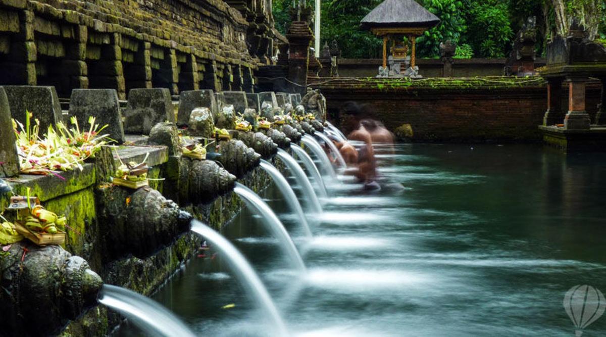 un gruppo di fontane d'acqua in una fontana