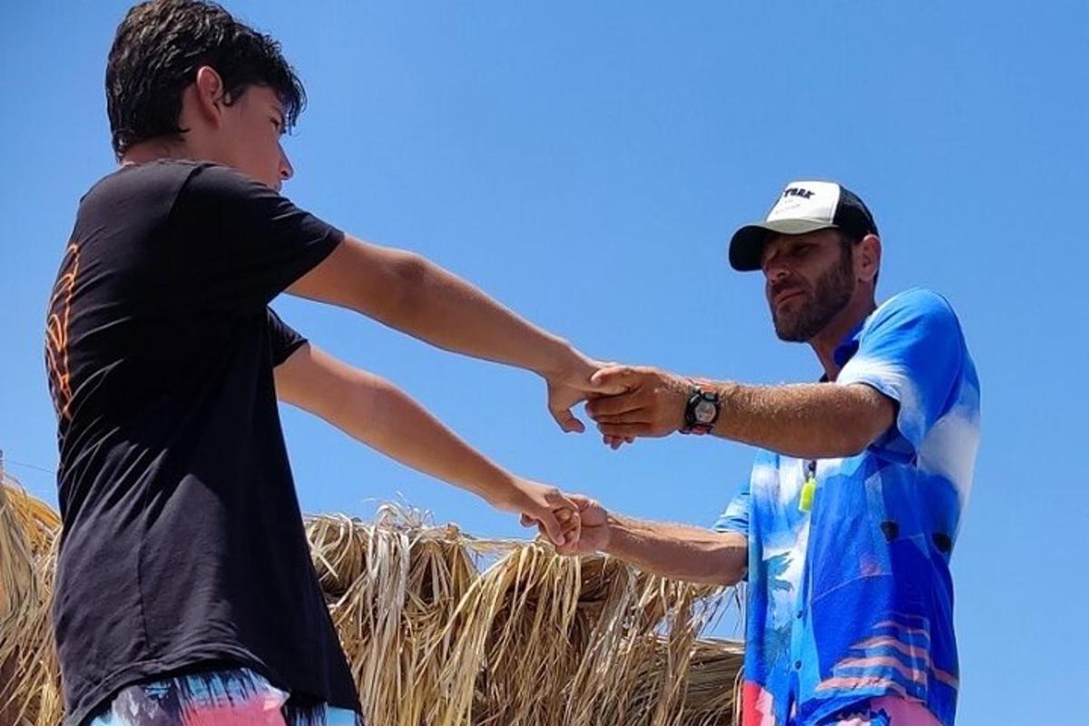 dva muži si potřásající rukama v pšeničném poli