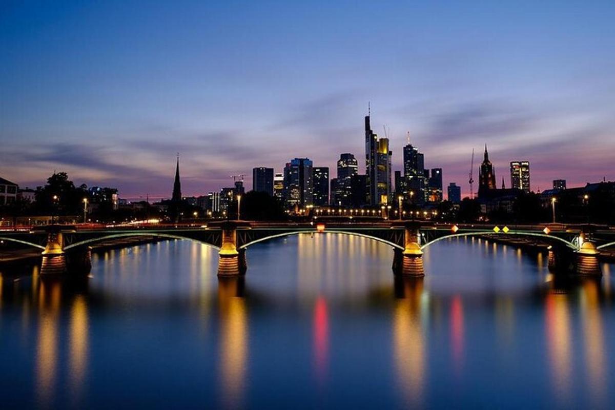 un ponte sopra un fiume con una città di notte