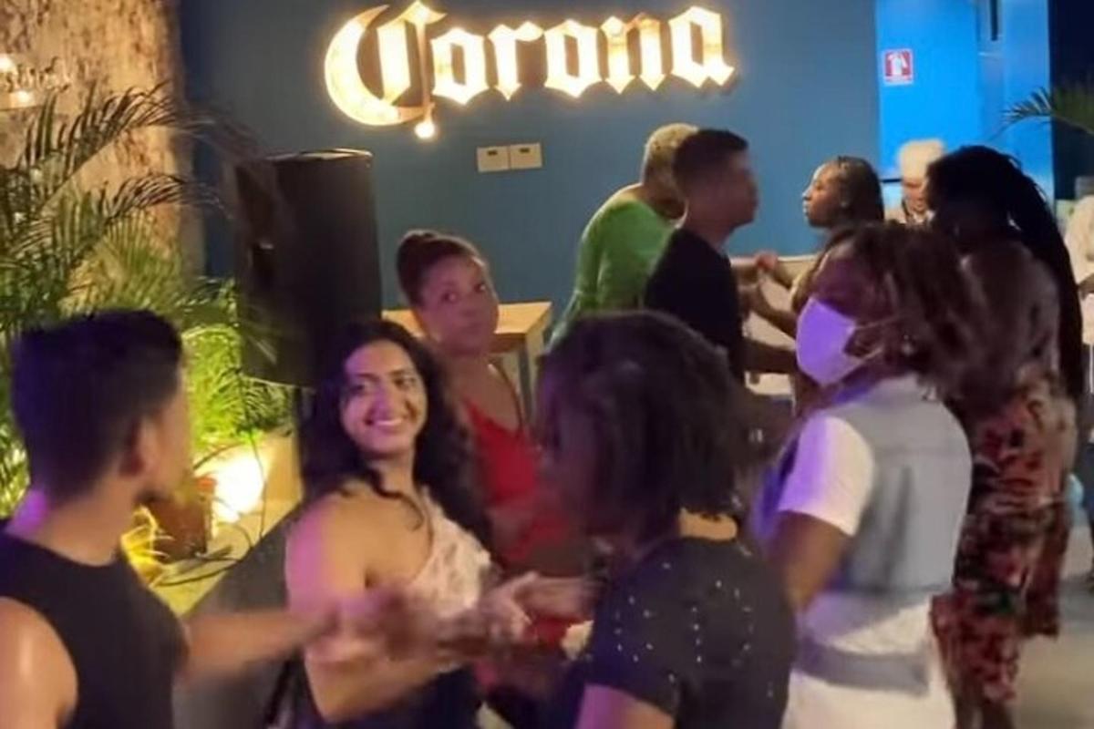 um grupo de pessoas dançando em uma festa