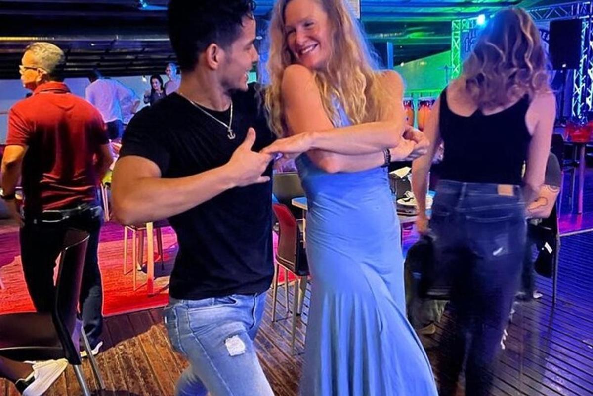 um homem e uma mulher dançando na pista de dança