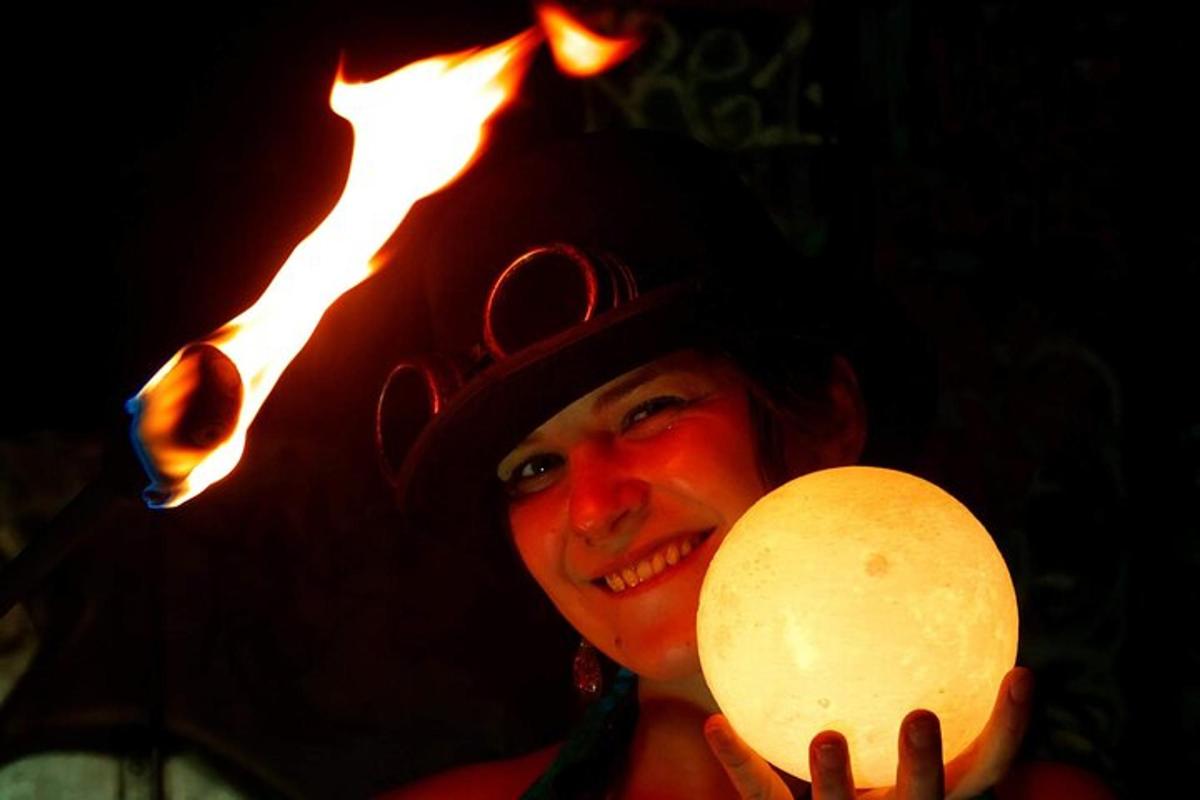 una donna che indossa un casco da pompiere e tiene in mano una torcia