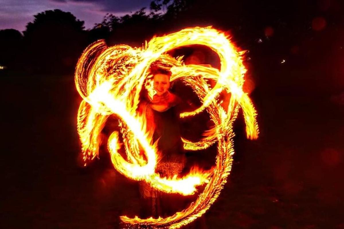 un uomo è seduto su un sentiero di fuoco